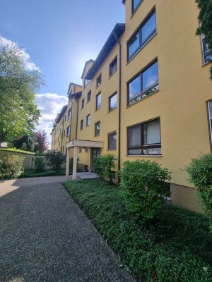 Gepflegte große 2-Zimmer Wohnung mit großen Süd-Balkon und top Lage