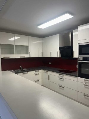 Modernisierte Zwei-Zimmer Wohnung mit neuwertiger Küche und Balkon