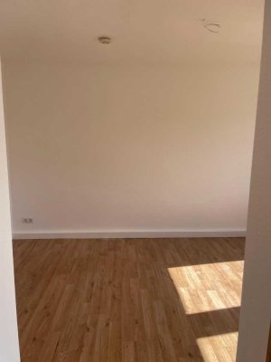 Schöne helle frisch renovierte und sofort verfügbaren, 2 Zimmerwohnung im Erdgeschoss zentral gelege