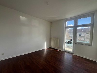 2 Zimmer mit Balkon!