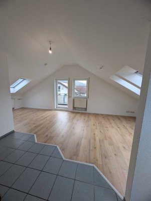 Geschmackvolle 1,5-Zimmer-DG-Wohnung mit Balkon und Einbauküche in Aidlingen