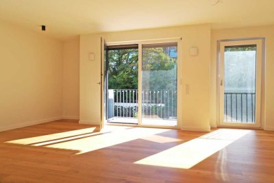 Neuwertige Wohnung mit zwei Zimmern sowie Balkon und Einbauküche in München