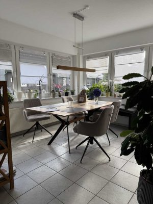 Renovierte Eigentumswohnung mit Aufzug, Einbauküche und Stellplatz in zentraler Lage