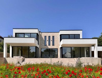 **Luxusvilla mit weitläufigem Grundstück – Exklusives Wohnen nahe Landshut**