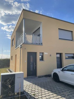 Moderne Doppelhaushälfte in beruhigter Lage mit Sonnenterrasse und Loggia