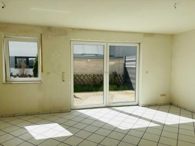 ERDGESCHOSS-WOHNUNG: 2 Zimmer * Terrasse * Pkw-Stellplatz * Kellerraum