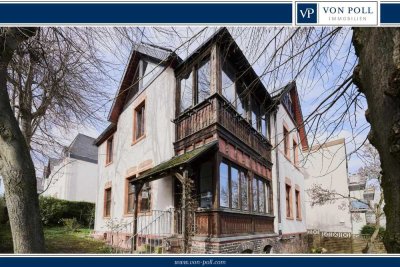 Teilsaniertes Zweifamilienhaus aus der Jahrhundertwende mit großem Garten