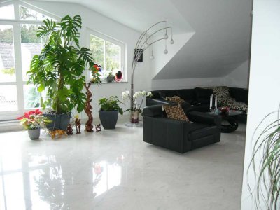 Elegante 4-Zimmer Dachgeschosswohnung mit Balkon in Neubiberg