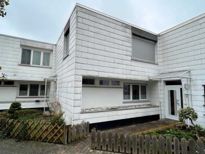 Reihenhaus
mit 5 Zimmern, Loggia, Terrasse und Gartenanteil
auf Erbbaugrundstück