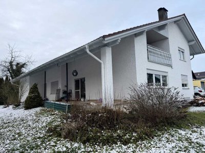 Wohnen wie im eigenen Haus: 158 m2 Erdgeschosswohnung mit Sonnenterrasse, Garten & Garage