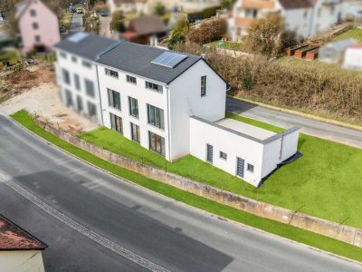 Modernes Wohnen direkt am Naturbad – neuwertige Doppelhaushälfte mit Stil in Großhabersdorf