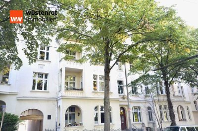 +++ Juwel in Bestlage VORDERER WESTEN: Stilvolle Altbauwohnung mit Loggia und eigenem Vorgärtchen ++