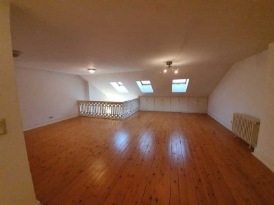 Gepflegte 3-Raum-Maisonette-Wohnung mit Balkon und Einbauküche in Bonn
