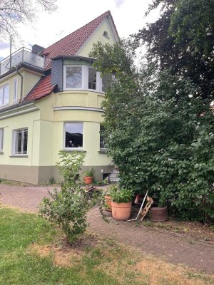 Idyllisch, zentrumsnah, Balkon, Gartenblick- renovierte 3-Raum-Wohnung in Jugendstilvilla