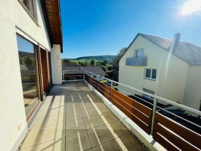 Großzügige Wohnung mit offener Galerie in ruhiger Aussichtslage mit EBK und großem Balkon!