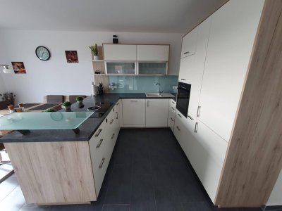 Koffer packen und einziehen! 3-Zimmer Wohnung - Carport + PKW-Stellplatz!