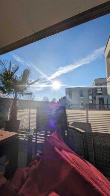 Sonnige 3-Zimmer mit Westbalkon, 2 TG Plätzen und Freibad vor der Tür