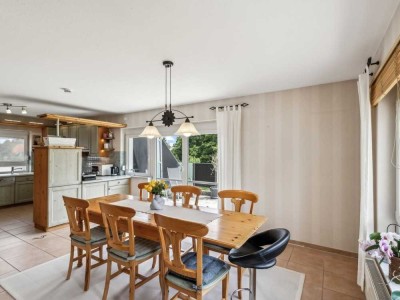 Großzügiges Einfamilienhaus mit modernem Anbau, Doppelgarage u. traumhaftem Garten in Dotternhausen