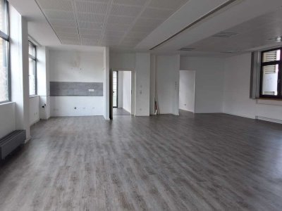 Riesige 4,5-Zimmerwohnung in zentraler Lage in Eddersheim