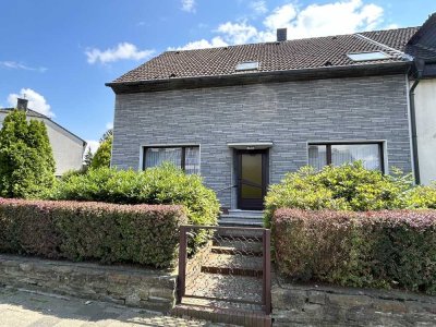 Doppelhaushälfte mit großem Garten und Doppelgarage