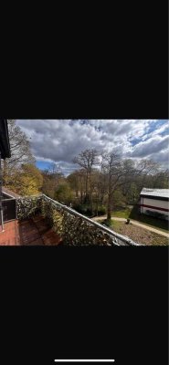 Charmante 2-Zimmer-Dachgeschosswohnung in ruhiger Lage mit Balkon mit Blick auf den Eichtalpark