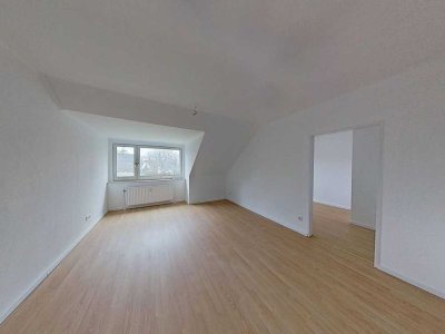 ** Große 2,5-Zimmer-Dachgeschosswohnung mit Badewanne **