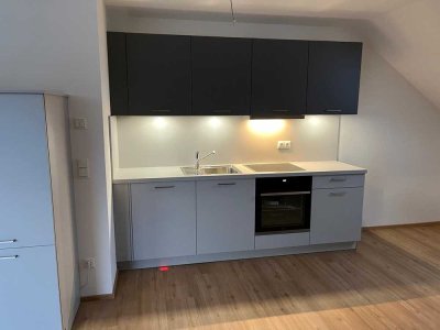 Attraktive und neuwertige 2-Zimmer-Dachgeschosswohnung mit geh. Innenausstattung mit Balkon und EBK