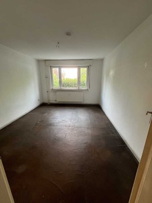 Unrenovierte 3 ZKB-Wohnung