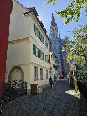 Historisches Gebäudeensemble bestehend aus einem Stadthaus und einem Mehrfamilienhaus mit 7 W