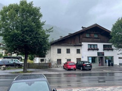 Vielfältig nutzbares Grundstück mit Altbestand-Haushälfte in Lermoos