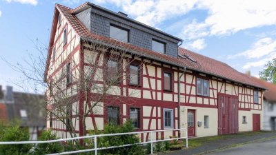 Fachwerk Idylle: Modernes Wohnen auf drei Etagen in Herbstein