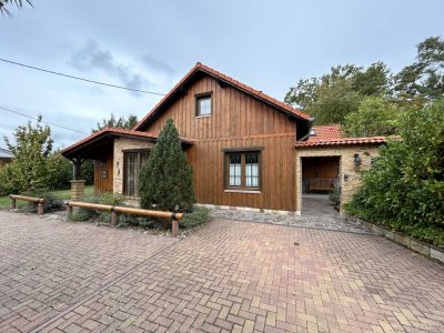 Gepflegtes Einfamilienhaus in Massivbauweise mit Anbau, großem Garten und ländlichem Flair