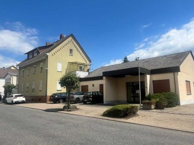 Echzell: Mehrfamilienhaus mit Bungalow und Gewerbeeinheit