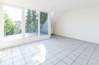Provisionsfrei und bezugsfertig: Sonnige, gepflegte 3 Zi. DG-Whg. mit großer Dachterrasse