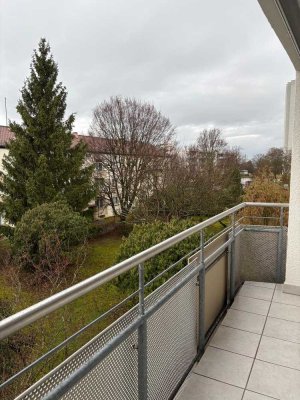 Vollständig renovierte Wohnung mit drei Zimmern, EBK, Balkon, Stellplatz in Stuttgart