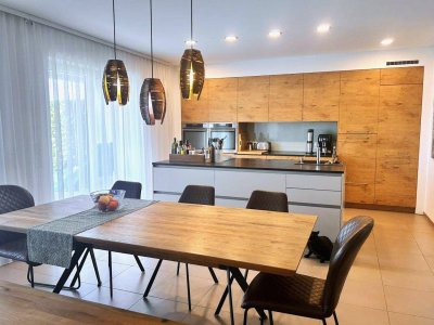 Moderne Doppelhaushälfte in Steinhaus, 190m², Garten, Terrasse mit Sauna, Garage und vollmöbliert – einziehen &amp; wohnen!