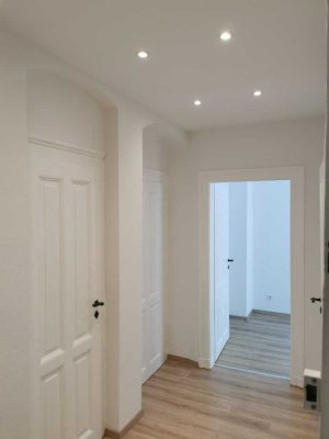 2-Zi-Altbau-Traum, renoviert, mit Einbauküche, Tageslichtbad und Badewanne