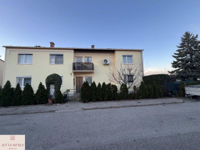 Renovierungsbedürftige 2-Zimmerwohnung im 1. Stock mit Gartenanteil und 160 m2 unbebauter Liegenschaft - Gumpoldskirchen