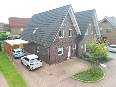 RESERVIERT! Larrelt! Doppelhaushälfte von 2013 mit Carport und Garten in beliebter Wohnlage!
