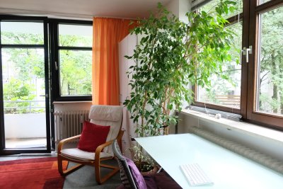 Möbliertes, helles, großes Zimmer im ruhigen, grünen Hinterhof - sehr nach am Stadtzentrum
