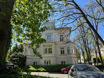 Großzügige 4-6 Zimmer-Altbauwohnung - fußläufig in die Innenstadt !