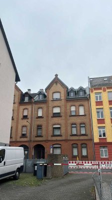 Frisch sanierte 1-ZKB Dachgeschosswohnung Frankfurt-Höchst | Stellplatz | privat