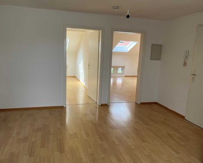 Helle 2,5-Zimmer-Dachgeschoßwohnung in Offenbach
