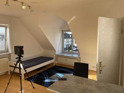 Exklusive, gepflegte 1-Raum-Dachgeschosswohnung mit EBK in Moosburg an der Isar