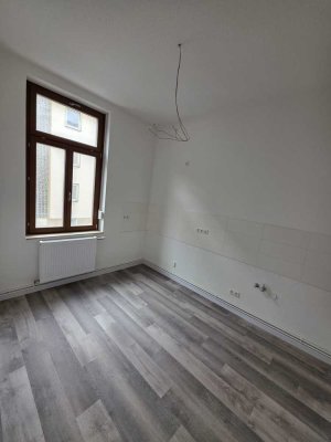 ERSTBEZUG NACH SANIERUNG ! 3 Zimmer EG mit Balkon & Garten im wunderschönen Altbau ab 01.04.2026