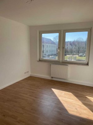 Schöne helle frisch renovierte und sofort verfügbaren, 2 Zimmerwohnung im Erdgeschoss zentral gelege