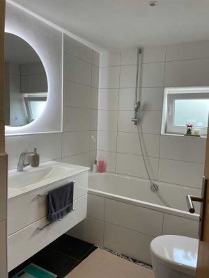 Gemütliche, stadtnahe 5-Zi.-Whg. im Grünen mit EBK, Garage, PV-Anlage! (ohne Makler)