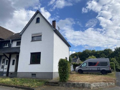 Vielseitige DHH, gr. Garten, sonnige Lage bei Schloß Lerbach, 2 Whg., erweiterbar, sanierungsbed.