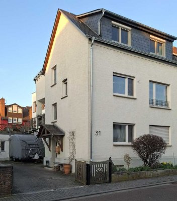 Einfamilienhaus mit Einliegerwohnung; zentrale, trotzdem ruhige Lage; kaum Renovierungsbedarf