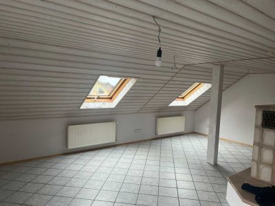 Helle 3-Zimmer Dachgeschosswohnung in Kist mit Balkon